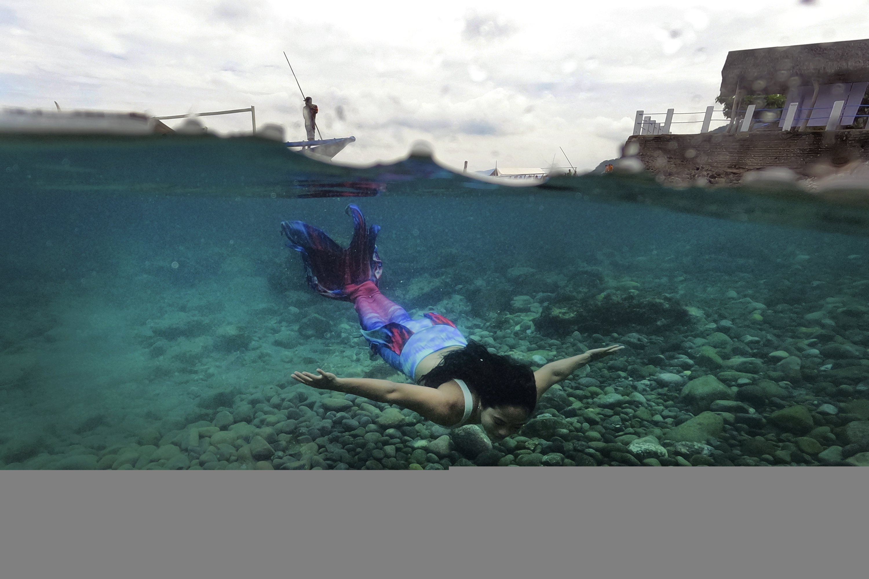 La filipina Jennica Secuya nada con su traje de sirena durante una clase de mermaiding en Mabini, provincia de Batangas, Filipinas, el 22 de mayo de 2022. (Foto AP)