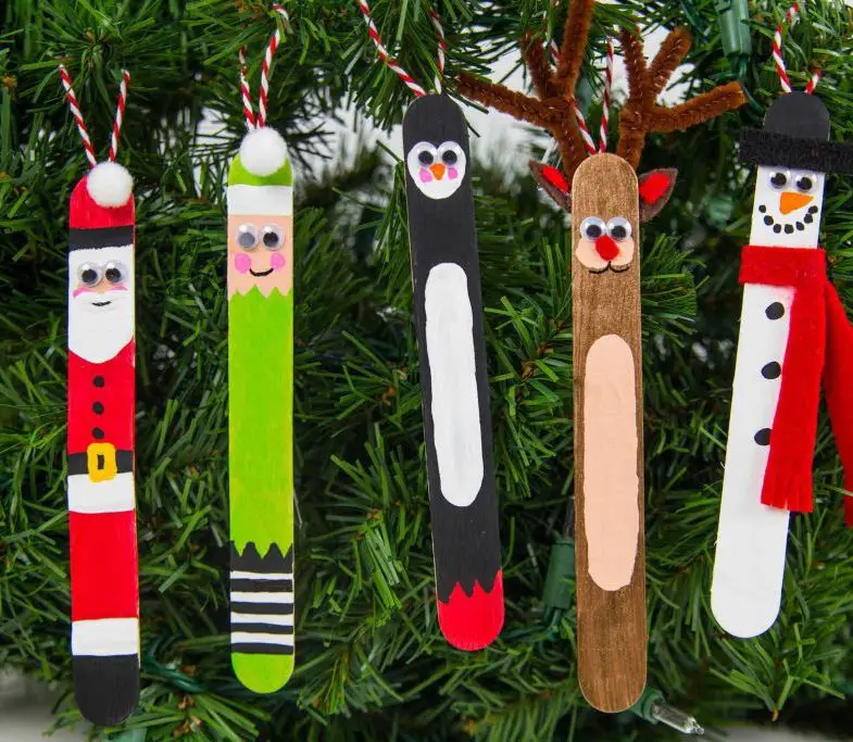 adornos con palitos de helado, incluyendo una manualidad de un elfo con palitos de helado para que los niños lo cuelguen en el árbol de Navidad